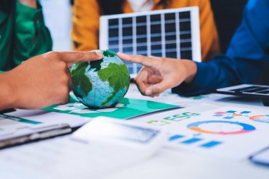 Genç Asyalı iş adamları ofiste yeniden kullanılabilir ürün tartışması, çevre dostu iş kurma, çevre koruma, sürdürülebilir iş modeli, ESG stratejisi, takım toplantısı, ev konseptinde çalışan insanlar