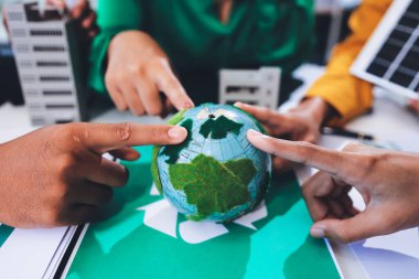 Genç Asyalı iş adamları ofiste yeniden kullanılabilir ürün tartışması, çevre dostu iş kurma, çevre koruma, sürdürülebilir iş modeli, ESG stratejisi, takım toplantısı, ev konseptinde çalışan insanlar