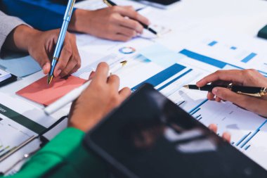 Toplantıdaki iş adamları birlikte planları tartışıyor.