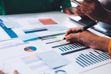 Toplantıdaki iş adamları birlikte planları tartışıyor.