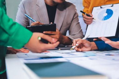 Toplantıdaki iş adamları birlikte planları tartışıyor.