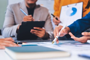 Toplantıdaki iş adamları birlikte planları tartışıyor.