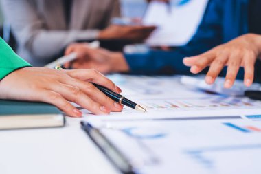 Toplantıdaki iş adamları birlikte planları tartışıyor.