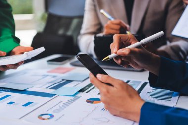 Toplantıdaki iş adamları birlikte planları tartışıyor.