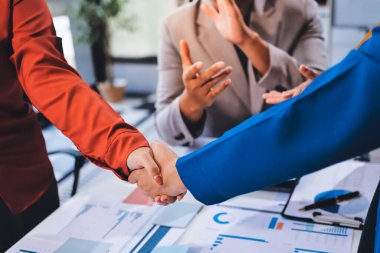 İş birleşme ve satın alma, başarılı müzakere, tokalaşma, ortaklık ve iş anlaşması konseptine ortak olmak için iki iş adamı el sıkışması.