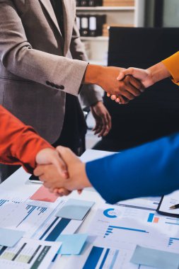 İş birleşme ve satın alma, başarılı müzakere, tokalaşma, ortaklık ve iş anlaşması konseptine ortak olmak için iki iş adamı el sıkışması.
