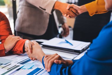 İş birleşme ve satın alma, başarılı müzakere, tokalaşma, ortaklık ve iş anlaşması konseptine ortak olmak için iki iş adamı el sıkışması.