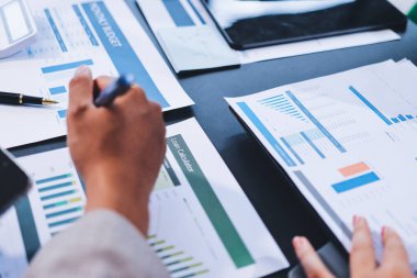 Modern Ofiste Mali Verileri Analiz Eden İş Ekibi