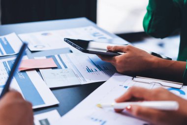 Modern Ofiste Mali Verileri Analiz Eden İş Ekibi