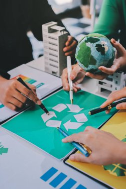 Genç Asyalı iş adamları ofiste yeniden kullanılabilir ürün tartışması, çevre dostu iş kurma, çevre koruma, sürdürülebilir iş modeli, ESG stratejisi, takım toplantısı, ev konseptinde çalışan insanlar