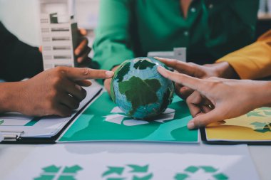 Genç Asyalı iş adamları ofiste yeniden kullanılabilir ürün tartışması, çevre dostu iş kurma, çevre koruma, sürdürülebilir iş modeli, ESG stratejisi, takım toplantısı, ev konseptinde çalışan insanlar