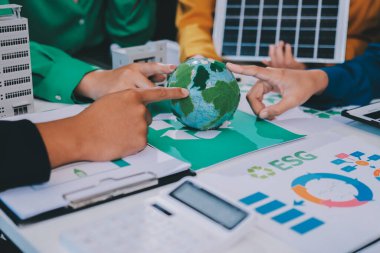 Genç Asyalı iş adamları ofiste yeniden kullanılabilir ürün tartışması, çevre dostu iş kurma, çevre koruma, sürdürülebilir iş modeli, ESG stratejisi, takım toplantısı, ev konseptinde çalışan insanlar