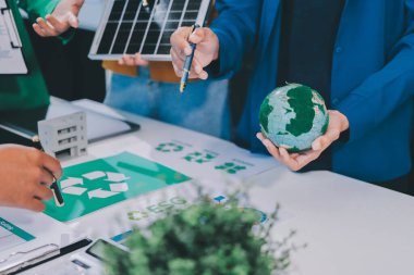 Genç Asyalı iş adamları ofiste yeniden kullanılabilir ürün tartışması, çevre dostu iş kurma, çevre koruma, sürdürülebilir iş modeli, ESG stratejisi, takım toplantısı, ev konseptinde çalışan insanlar