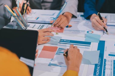 Toplantıdaki iş adamları birlikte planları tartışıyor.