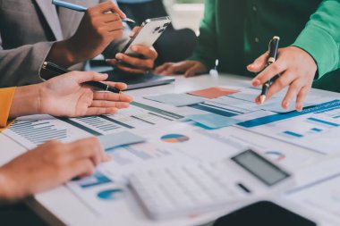 Toplantıdaki iş adamları birlikte planları tartışıyor.