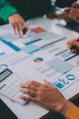 Toplantıdaki iş adamları birlikte planları tartışıyor.