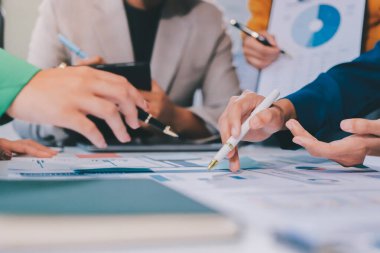 Toplantıdaki iş adamları birlikte planları tartışıyor.