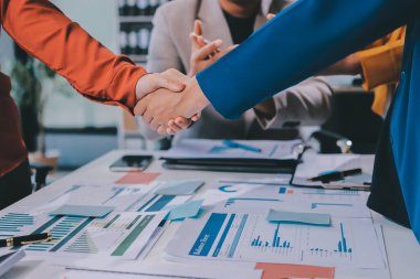 İş birleşme ve satın alma, başarılı müzakere, tokalaşma, ortaklık ve iş anlaşması konseptine ortak olmak için iki iş adamı el sıkışması.