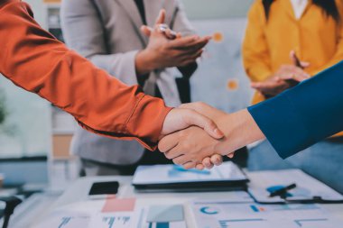 İş birleşme ve satın alma, başarılı müzakere, tokalaşma, ortaklık ve iş anlaşması konseptine ortak olmak için iki iş adamı el sıkışması.