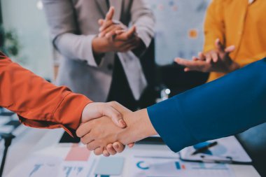 İş birleşme ve satın alma, başarılı müzakere, tokalaşma, ortaklık ve iş anlaşması konseptine ortak olmak için iki iş adamı el sıkışması.