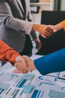 İş birleşme ve satın alma, başarılı müzakere, tokalaşma, ortaklık ve iş anlaşması konseptine ortak olmak için iki iş adamı el sıkışması.