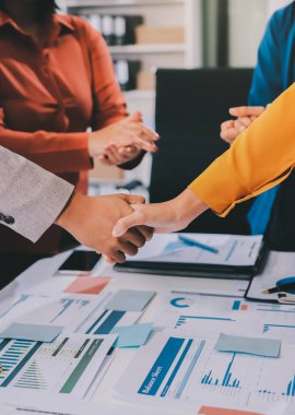 İş birleşme ve satın alma, başarılı müzakere, tokalaşma, ortaklık ve iş anlaşması konseptine ortak olmak için iki iş adamı el sıkışması.