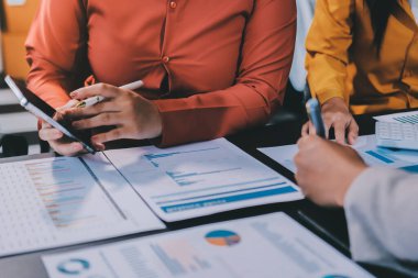 Modern Ofiste Mali Verileri Analiz Eden İş Ekibi