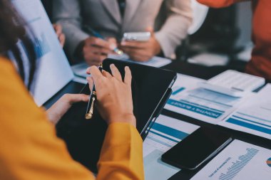 Modern Ofiste Mali Verileri Analiz Eden İş Ekibi