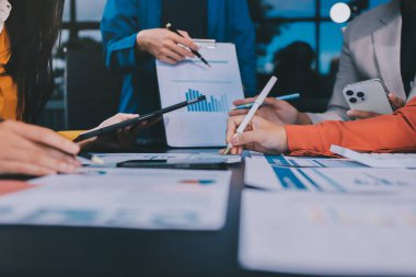 Modern Ofiste Mali Verileri Analiz Eden İş Ekibi