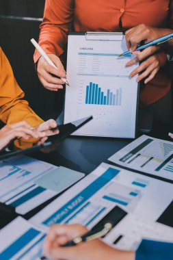 Modern Ofiste Mali Verileri Analiz Eden İş Ekibi