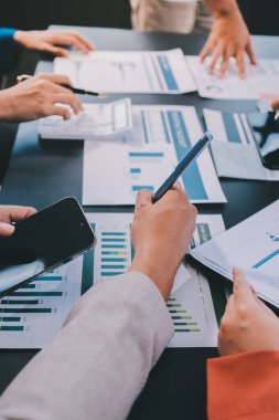 Modern Ofiste Mali Verileri Analiz Eden İş Ekibi