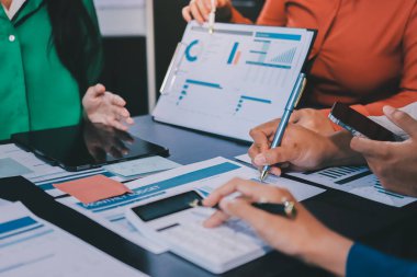 Modern Ofiste Mali Verileri Analiz Eden İş Ekibi