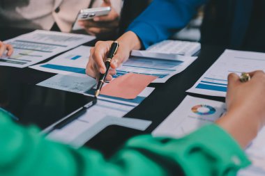 Modern Ofiste Mali Verileri Analiz Eden İş Ekibi