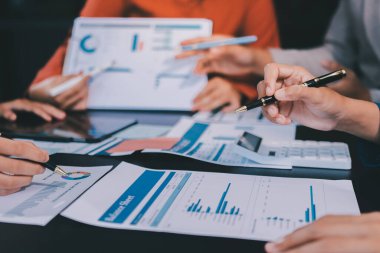 Modern Ofiste Mali Verileri Analiz Eden İş Ekibi