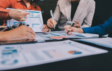 Modern Ofiste Mali Verileri Analiz Eden İş Ekibi