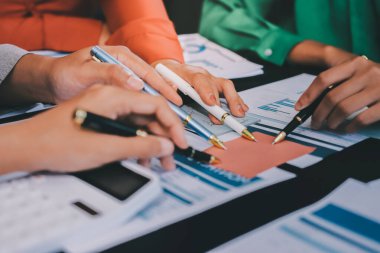 Modern Ofiste Mali Verileri Analiz Eden İş Ekibi