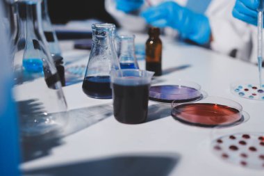 Klinik laboratuvarında çalışan araştırmacılar.