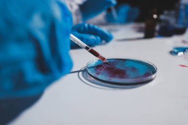 Klinik laboratuvarında çalışan araştırmacılar.