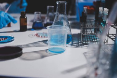 Klinik laboratuvarında çalışan araştırmacılar.