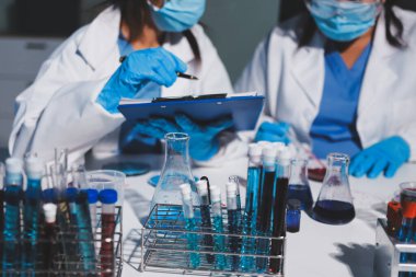 Klinik laboratuvarında çalışan araştırmacılar.