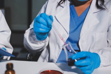 Klinik laboratuvarında çalışan araştırmacılar.