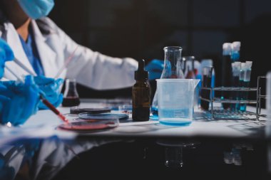 Klinik laboratuvarında çalışan araştırmacılar.