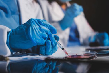 Klinik laboratuvarında çalışan araştırmacılar.