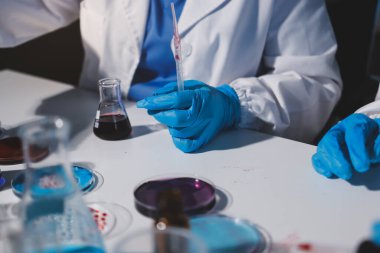 Klinik laboratuvarında çalışan araştırmacılar.