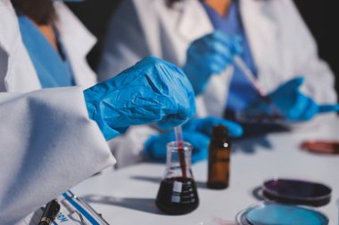 Klinik laboratuvarında çalışan araştırmacılar.