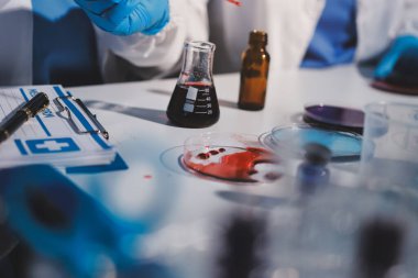 Klinik laboratuvarında çalışan araştırmacılar.