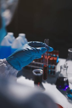 Klinik laboratuvarında çalışan araştırmacılar.