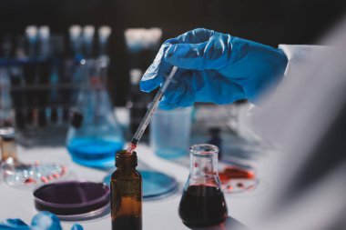 Klinik laboratuvarında çalışan araştırmacılar.