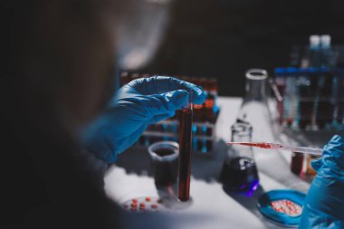 Klinik laboratuvarında çalışan araştırmacılar.