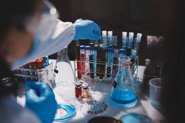 Klinik laboratuvarında çalışan araştırmacılar.